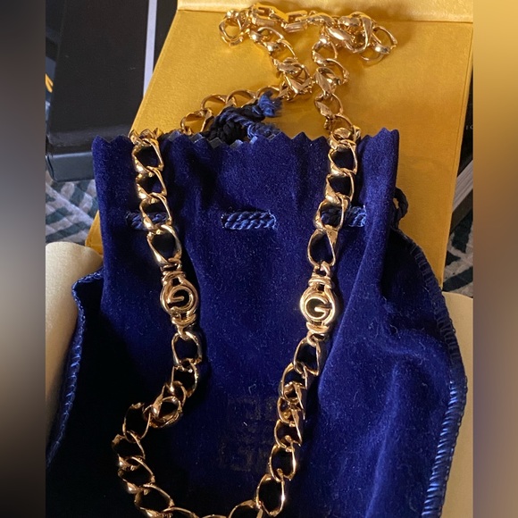SOLD elsewhere AUTHENTIC GIVENCHY Interlocking Gold GG Logo Necklace - Picture 2 of 6
